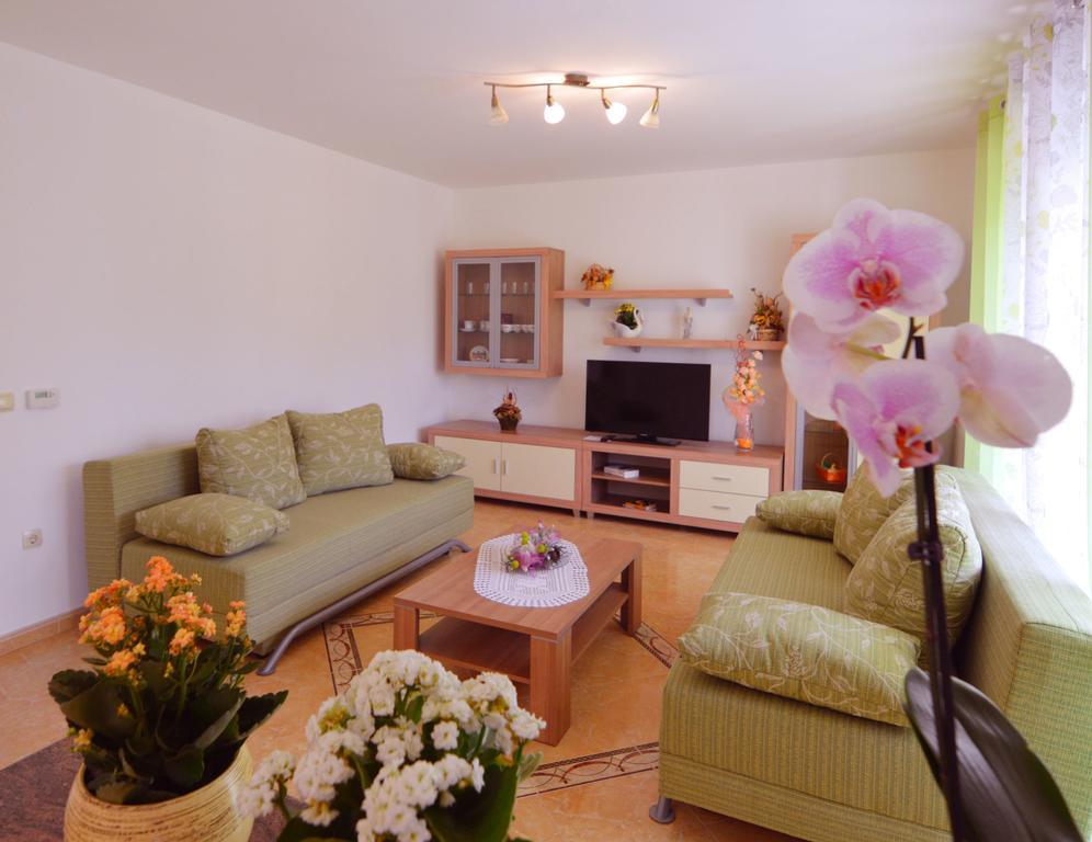 Garden Apartment Maria Vrsar Eksteriør billede